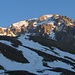 Au départ de la rando, le sommet du grand Aréa est déjà au soleil.