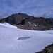 Malerische Schneefelder zwischen Leidhorn und Augstenhüreli; im Hintergrund der Gipfel des Bocktenhorns