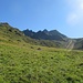 Eine Viertelstunde vor der Netza-Alpe taucht der Maderer auf