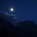 Mondaufgang über der Alpspitze, die Lichter rechts gehören zum Zugspitzgipfel