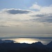 Blick von der Cima Tombea über den Gardasee hinweg zum Appenin