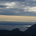 Blick von der Cima Tombea über den Gardasee hinweg zum Appenin, schön ist links der Monte Cimone auszumachen. Auf der gut sichtbaren Landzunge liegt das sehenswerte Sirmione