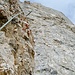 Placca della variante esposta, con ottima fessura iniziale dietro alla roccia in primo piano