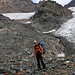 André auf etwa 3000m Höhe im Aufstieg zum Ледник Домбайский (Lednik Dombajskij). Auf dem Foto sieht man schön die beiden Teile des Gletschers mit den Fels dazwischen. Man geht nun weiter über Geröll nach links oben und erreicht so den linken Gletscher.