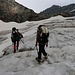 Алекс (Aleks) und André auf dem Ледник Домбайский (Lednik Dombajskij). Wir steuerten den Felsturm rechts am oberen Gletscherrand an.