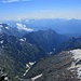 Aussicht nach Süden vom Домбай-Ульген (Dombaj-Ul’gen; 4046,0m): Der Blick geht nach Abchasien ins Tal vom Южный Птыш (Južyj Ptyš). Am linken Bildrand ist der vergletscherte Gipfel Гора Хутиа (Gora Khutia; 3513,1m) zu sehen. Der Berg am Talende in der Bildmitte ist die Хита (Khita; 2801,8m).<br /><br />Anmerkung: Für die lokale Zeit müssen zur Aufnahmezeit zwei Stunden dazu gezählt werden.