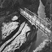Die 1960 abgerissene Brücke von der Aareschlucht hinüber zur trockenen Lamm. Damals ein beliebtes Fotomotiv.