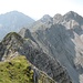 Blick vom Falzthurnjoch Gipfel auf den Gratverlauf und den Abstieg (hier rot markiert).