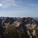 rechts im Vordergrund der mächtige Potschallkopf, links hinten Vorderseespitze, Feuerspitze und Holzgauer Wetterspitze, rechts hinten das Allgäu
