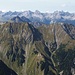 Blick über den einsamen Spitzkopf zur Hornbachkette, mit der alles dominierenden Urbeleskarspitze(Bildmitte)