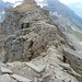 Blick zurück vom Gipfel - der markante Felsen in der Bildmitte wird von hier aus gesehen rechts umgangen