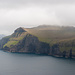 Nördliche Steilküste der Insel Eysturoy und der Insel Kalsoy (Hintergrund).