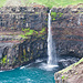 Der beeindruckende Wasserfall Múlafossur in Nähe der Ortschaft Gásadalur.