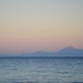 Frühmorgentlicher Blick über die Bucht von Salerno auf die Amalfiküste. Der Rundling in der Mitte ist der Monte Comune. Die Erdkrümmung schluckt die untersten 200-300 Höhenmeter, so dass er neben seinem rechten Nachbarn zwergiger wirkt als er ist.