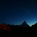 Leuchtzelt und die Silhouette des Matterhorns
