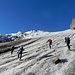 ... auf dem gutgriffigen Gletscher - rechts die beiden Bergkollegen vom Tische nebenan, welche aufs Silvrettahorn steigen werden