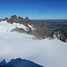 bereits hier: welch ein Über- und Ausblick über den Ochsentaler Gletscher zu Silvrettahorn und Stausee Silvretta!
(links ist die Spur - mit einer der zahlreichenden nachfolgenden Seilschaften - erkennbar)