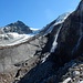 ... im Abstieg an den Wasserfällen vorbei;
die "Felswand" ist der Rest des Ochsentaler Gletschers