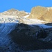 unter der Gletscherzunge (links) hindurch und rechts vom Wasserfall hinauf zum (im Schatten liegenden) Rest des Ochsentaler Gletschers