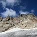 Vom obersten Ende des Schneefelds in leichter Kletterei auf ein Schuttband, wo man auf das Halteseil trifft.