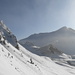 Kurz vor Erreichen des Kamm-Sattels (2030 m): Blick auf den Kamm-Gipfel, den ich über den (zumindest heute durch die Schneewächte) scharfen Westgrat erreichte. Rechts der Vilan (2376 m)