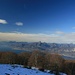 Blick vom Baldomassiv hinab zum Gardasee, der markannte Gipfel etwas rechts der Mitte ist der <a href="http://www.hikr.org/tour/post13261.html"><strong>Monte Pizzocolo</strong></a>