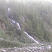 Das Gradental wird von zahlreichen Wasserfällen belebt, die wesentlich berauschender wirken, als es dieses blasse Foto vorgibt. 