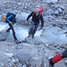 Auf dem Weg von der Huette zum Gletscher muss man erstmal ein paar Meter absteigen (T2) und einige kleine Baeche ueberqueren.