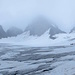 Auf dem Ochsentaler Gletscher mit Blick zurueck auf den vernebelten Piz Buin (3312m).