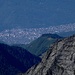 Tiefblick vom Grat ins Valtellina zum Städtchen Morbegno