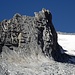 Die schattige Felswand, an deren Fuß mein Abstieg über dem Gletscher hinunter führte