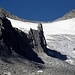 Sella Pioda mit dem Preda Rossa Gletscher darunter. Der Zustieg zum NW-Grat erfolgte über Scharte oben rechts am Bildrand.
