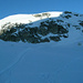 Gipfelaufbau Chli Chäprf von der Chärpfscharte. Heute konnte rechts der Felsnase durchgehend mit Ski abgefahren werden