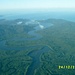 Küstenregion am Pazifik von oben - Regenwälder von Mangrovenbestandenen Wasserstraßen durchzogen
