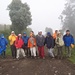Feuchter Nebel hüllt unsere Gruppe bei einer Wanderung am Irazù ein.