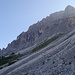 Von der Bergstation Col de Varda quert man diese Geröllflanke zur gut sichtbaren Scharte ganz links im Bild.