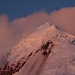 Tocllaraju mit seiner 70° steilen Gipfelpyramide in der Abenddämmerung