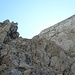 Dann etwas brüchige Felsen, rechts die Wand gehts dann hoch zum Grat.