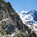 Die imposante Querung an Fixseilen. Im Hintergrund der Rosenlauigletscher und das Wellhorn. Um möglichst viel ins Bild zu kriegen habe ich es als Panorama im Hochformat aufgenommen.