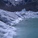 Gut sichtbare Grenze: Der Gletscher hebt sich aus dem Wasser