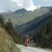 Nach dem Gipfelerfolg geht´s nun fast nur noch bergab mit dem Bike zum Auto zurück