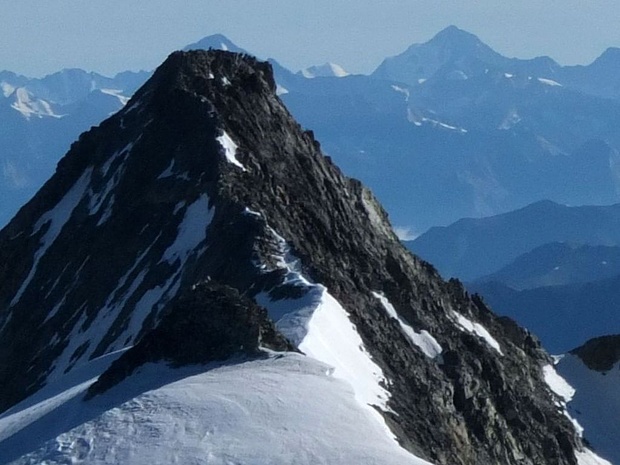 ... Mont Blanc du Cheillon, vom Aletschorn passgenau behutet