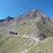 <b>La capanna è ubicata a circa 75 m dal giogo, sul versante sinistro della Gschnitztal. È sicuramente in una posizione strategica, raggiungibile sia dalla Pinnistal sia dalla Gschnitztal e posta lungo lo Stubaier Höhenweg. L’Alta Via dello Stubai è uno dei più bei percorsi di alta montagna nelle Alpi. Con 78,5 km di lunghezza e 8000 m di dislivello richiede almeno 9 giorni. Inoltre, l’Innsbrucker Hütte costituisce il punto di partenza per una delle “Seven Summits”, le sette cime di carattere della valle: l’Habicht (3277 m).</b>