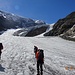 In der Bildmitte rechts des markanten Felsens mit dem Gletscherbruch oben drauf, ist das schmale Steilstück des Steingletschers gut zu sehen (WS)