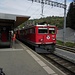 Ein Güterzug fährt durch den Bahnhof Reichenau-Tamins