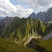 Im Aufstieg zum Tschachaun bekommt man einen tollen Blick auf die steilen Grasflanken des Hinterberggrates