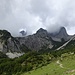 Bei der Gaudeamushütte: Blick nach NW: Guckloch zum Kopftörlgrat. Es ist die Stunde des [peak49052 Gruttenkopf]es (links) und des [peak59373 Köpfl 2028m]s (Bildmitte)