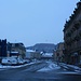 Belfort (361m): Ein frostiger Morgen in der Rue Fréry. Hoch über der Stadt thront die mächtige Citadelle de Belfort