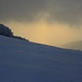 Im Aufstieg zum  Ballon d'Alsace (1247m):<br /><br />Kommt sie oder kommt sie nicht? Am heutigen Tag stiegten die Schneewolken und es blieb bei einem einzigen zaghaften Sonnenstrahhl.