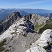 22. August 2013. Klettersteig zur westlichen Karwendelspitze. Wer den Klettersteig geht, darf hier über diesen schönen luftigen Grat klettern, während der Normalweg weiter unter durch eine schattige Schotterrinne führt. 